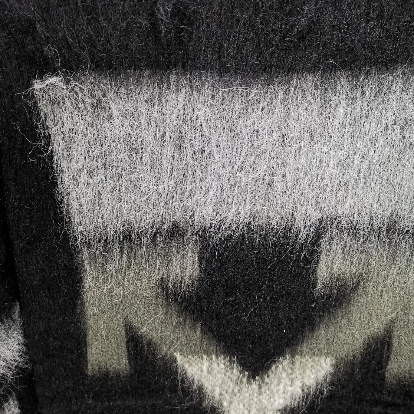 Additional details - the new top-notch proven version OFFWHITE (OW) gradient mohair striped arrow sweater hoodie gradient rendering arrow couple sweater Mohair sweater OW will be released every year 🛒 The same style and ever-changing colors, really no girl does not love it, it is super suitable for wearing under a down jacket in winter, and will not be bloated! If the lower body is missing, their favorite os version🙋🏻‍♀️ intuitively adds natural softness and fairy beauty effect, which is the best choice! The upper body is lightweight and does not weigh down the body while keeping warm. The sleeves and the gradient arrow parts on the back are repeatedly patterned until the gradient level is satisfied before large-scale products are released. The craftsmanship is extremely demanding. Each sweater is woolen at least ten times to give it a plush, thick feel and good fluffiness! ✅ Fabric composition: 50% mohair 32 spandex 18% wool, three-level anti-pilling Color: black and white gradient Sizes Mohair is lighter and softer, so be careful not to machine wash it, not machine washable! ! emphasize! !  ⚠️Hand wash with warm water and cold water P:440